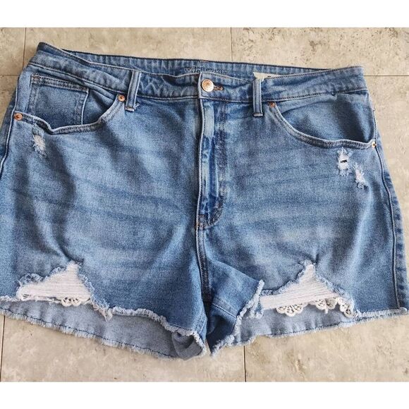 R17  Wild Fable distressed cut-off jean shorts with lace - Picture 1 of 8